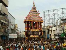 மக்கள் வெள்ளத்தில் மதுரை மீனாட்சி அம்மன் கோவில் திருத்தேரோட்டம்