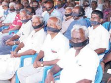 பயிர்காப்பீடு வழங்குவதில் குளறுபடி: திண்டுக்கல் விவசாயிகள் வாயில் கருப்பு துணி கட்டி போராட்டம் 