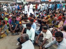  கடலூரில் கலெக்டருடன் மீனவர்கள் வாக்குவாதம்:வெளிநடப்பு மற்றும் ஆர்ப்பாட்டத்தினால் பரபரப்பு 