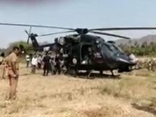 வேலூர் அருகே ராணுவ ஹெலிகாப்டர் வயலில் இறங்கியதால் பரபரப்பு 