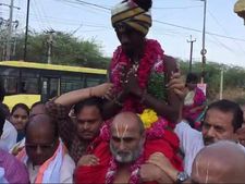 தலித் சமுதாயத்தைச் சேர்ந்த பக்தரை தோளில் சுமந்து சென்ற அர்ச்சகர்... தெலங்கானாவில் சகோதரத்துவம்! 