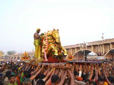 பச்சைப் பட்டுடுத்தி வைகை ஆற்றில் இறங்கினார் கள்ளழகர்.. ஆயிரக் கணக்கானோர் கண்டுகளிப்பு 