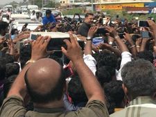 அதட்டுவதற்கு உரிமை இருக்கிறது.. பேச விடாமல் கைதட்டிய ரசிகர்களிடம் கோபப்பட்ட கமல்ஹாசன் 