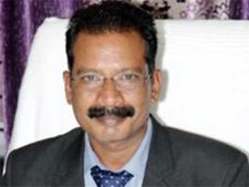 85 வயது மூதாட்டி வீட்டில் தரையில் அமர்ந்து சாப்பிட்ட கரூர் கலெக்டருக்கு குவியும் பாராட்டுகள் 