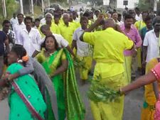 ஓடிரு.. ஓடிரு.. கிருஷ்ணகிரி அருகே பெண்களை சாட்டையால் அடித்து பேய் விரட்டும் திருவிழா!