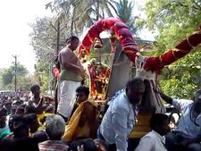 அழகர் மலையிலிருந்து கிளம்பினார் கள்ளழகர்.. நாளை எதிர்சேவை.. 30ம் தேதி வைகை ஆற்றில் இறங்குகிறார்! 