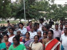 வாழவழியில்லை கருணைக் கொலை செய்யுங்கள்... 28 குடும்பத்தினர் ஆட்சியரிடம் மனுஅளித்த கொடுமை! 
