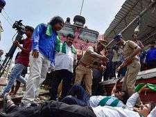  தஞ்சாவூர்:  காவிரி மேலாண்மை வாரியம் அமைக்க கோரி விவசாயிகள் ரயில் மறியல்