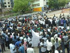 ஸ்டெர்லைட்டை இழுத்து மூடுக- தூத்துக்குடியில் 10 கிராம மக்கள் மாபெரும் மறியல் போராட்டம்! 