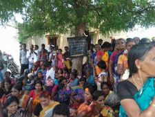 களத்தில் குதித்த தெற்குவீரபாண்டிபுர மக்கள்.. தூத்துக்குடியில் பெரிதாகும் ஸ்டெர்லைட் போராட்டம் 