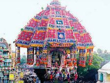  உலக புகழ்பெற்ற திருவாரூர் ஆழித்தேரோட்டம் கோலாகலம்.. திரளான பக்தர்கள் வடம்பிடித்து இழுத்தனர்