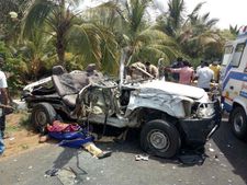 ஆண்டிப்பட்டி அருகே பயங்கரம்: வேன்-கார் மோதி 6 பேர் பலி.. 25 பேர் படுகாயம்.. பலர் உயிர் ஊசல்! 