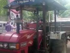 பொன்னேரி அருகே சோகம்.. மணல் கடத்தி வந்த டிராக்டர் மோதி 4 வயது சிறுவன் பலி!