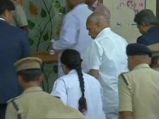 ஆளுநர் பன்வாரிலால் தூத்துக்குடி சென்றடைந்தார்.. சிகிச்சை பெறுபவர்களை நேரத்தில் சந்திக்கிறார்