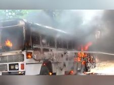 தூத்துக்குடியில் உச்சகட்ட பதற்றம்.. போலீஸ் மீது பெட்ரோல் குண்டு வீச்சு, போலீஸ் வாகனத்திற்கு தீ 