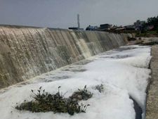 ஈரோடு அருகே மழையை பயன்படுத்தி தடுப்பணையில் கழிவு நீரை கலந்த கொடுமை.. மக்கள் அதிர்ச்சி! 