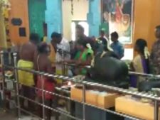 இப்படிப் பண்ணிட்டீங்களேய்யா.. திருவிழாவில் பூசாரி விபூதி பூசியதில்..  300 பேருக்கு கண் பாதிப்பு! 