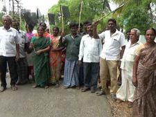 ஈரோடு அருகே ரேஷன் கடை திறக்க வலியுறுத்தி பொதுமக்கள் கறுப்பு கொடி ஏற்றி போராட்டம்