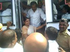 போராட்டகளமாகும் தூத்துக்குடி தெருக்கள்... போலீஸ் தடுப்பதால் தள்ளுமுள்ளு... எம்எல்ஏ கீதாஜீவன் கைது 