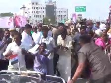 பொய் வழக்குப் போடுறாங்க.. காப்பாத்துங்க.. முதல்வர் கார் முன் பொத்தென்று விழுந்தவர்களால் பரபரப்பு! 