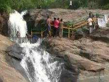கும்பக்கரை அருவியில் நீடிக்கும் வெள்ளப்பெருக்கு.. 9வது நாளாக சுற்றுலாப் பயணிகளுக்கு தடை 