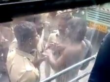 தம்மும் இல்லை, செல்லும் இல்லைன்னா எப்படி ஏட்டய்யா.. நிர்வாண கோலத்தில் மிரட்டிய கைதி! 