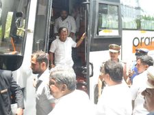 ஹைதராபாத்தில் காங்கிரஸ், மஜத  எம்எல்ஏக்கள்.. குதிரை பேரத்தை தடுக்க நள்ளிரவில் நடவடிக்கை! 