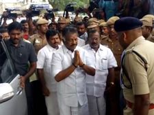 தூத்துக்குடியில் ஓபிஎஸ்.. துப்பாக்கிச் சூட்டில் காயமடைந்தவர்களைச் சந்தித்தார்