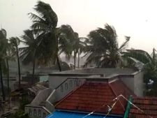 கிருஷ்ணகிரியில் ஒரு மணி நேரம் கொட்டி தீர்த்த மழை: விவசாயிகள் மகிழ்ச்சி 