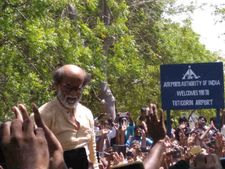 திமுக எல்லாவற்றிலும் அரசியல் செய்கிறது.. போட்டுத்தாக்கிய ரஜினி! 
