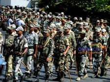 தூத்துக்குடி அண்ணாநகரில் ஆயுதமேந்திய மத்திய கமாண்டோ படை அணிவகுப்பு, வஜ்ரா வாகனம் வரவழைப்பு! 