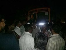 ஈரோட்டில் குளத்தின் கரையை வெட்டி மணல் விற்பனை.. லாரியை சிறைபிடித்த பொதுமக்கள்!
