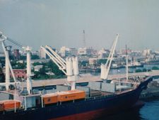 தூத்துக்குடியில் இணையதள சேவை முடக்கப்பட்டதால் கப்பல்கள் வருவதில் சிக்கல்.. 5 கப்பல்கள் தவிப்பு! 