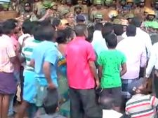 போர் களமாகும் தூத்துக்குடி மருத்துவமனை.. மக்கள் மீது மீண்டும் போலீஸ் துப்பாக்கி சூடு 