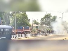 கண்ணீர் புகைக்கும் பயப்படாத தூத்துக்குடி மக்கள்.. ஆவேசத்துடன் முன்னேற்றம்.. போலீஸ் ஓட்டம் 