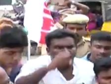 மதுரையில் நீட் தேர்வு குளறுபடி... தேர்வு மையம் முன்பு போராட்டம் செய்த மாணவர்கள் கைது 