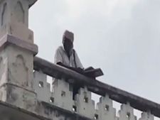 கடலூர் மாவட்ட கல்வி அலுவலக மாடியில் நின்று ஆசிரியர் தற்கொலை மிரட்டல்.. பரபரப்பு! 