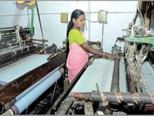 நெசவு கூலியை உயர்த்த வேண்டும்.. அரசுக்கு கோரிக்கை விடுக்கும் ஈரோடு விசைத்தறியாளர்கள் 