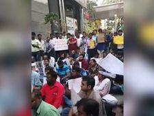 தூத்துக்குடி துப்பாக்கி சூட்டை எதிர்த்து பெங்களூரில் வெடித்த போராட்டம்.. வேதாந்தா ஆபீஸ் முற்றுகை 