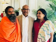 வேதாந்தா குழும அனில் அகர்வால்-பாபா ராம்தேவ் சந்திப்பு:ஸ்டெர்லைட்டுக்கு எதிராக சர்வதேச சதி என புகார் 