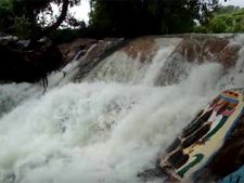 காவிரியில் வெள்ளப்பெருக்கு.. கிராமங்களுக்கு விசைப்படகு போக்குவரத்து  நிறுத்தம்!