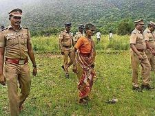 8 வழி விரைவு பசுமைசாலை: நிலத்தை கையகப்படுத்த எதிர்ப்பு- மூதாட்டியை கைது செய்த சேலம் போலீஸ் 