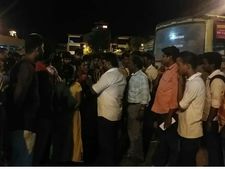 ஒரு பெண்ணை அடிக்கலாமா? தலைமுடியை பிடித்து இழுக்கலாமா? உதைக்கலாமா?.. ஈரோடு பஸ் ஸ்டாண்டில் அக்கிரமம்! 