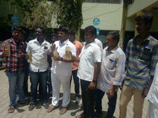 ஈரோட்டில் பரபரப்பு.. கழிவுநீர் கலந்த தண்ணீருடன் தமாகா இளைஞர் அணியினர் ஆட்சியரிடம் மனு