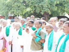  சேலம் - சென்னை 8 வழிச்சாலை திட்டத்திற்கு நிலம் எடுப்பதை எதிர்த்து விவசாயி தீக்குளிக்க முயற்சி 
