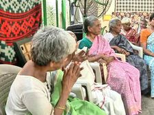 மனித கழிவை அள்ள வைத்த சேலம் முதியோர் இல்ல நிர்வாகி... சுகாதார அதிகாரிகள் ஆய்வு 