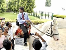 பெங்களூரில் டிராபிக் தாங்கல.. ஆபிஸுக்கு குதிரையில் சென்ற ஐடி பணியாளர்! 