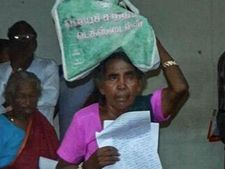 10 வருட போராட்டம்.. 13 கிலோ மனுக்கள்.. தலையில் சுமந்து வந்த மூதாட்டி.. கடலூரில் ஒரு கண்ணீர் சம்பவம்!