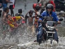 மும்பையில் பேய் மழை.. ரயில், விமான சேவை தாமதம்.. மக்களுக்கு எச்சரிக்கை 