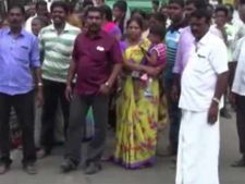  ஊத்தங்கரை அருகே 8 வழிசாலைக்கு நிலம் எடுக்க எதிர்ப்பு- போலீசாருடன் விவசாயிகள் கடும் வாக்குவாதம்